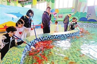 气温回暖春意浓 亲子乐享好时光