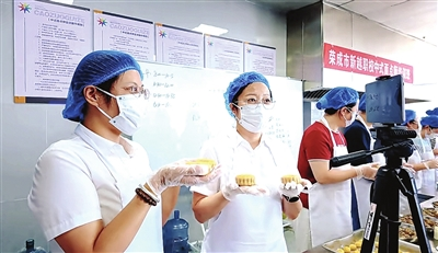 学做月饼迎中秋
